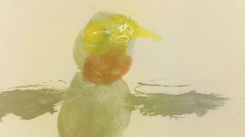 Pintura de acuarela abstracta de un pájaro con cabeza amarilla, pico naranja y cuerpo verde sobre un fondo claro, que representa con gracia el control postural en su postura equilibrada.