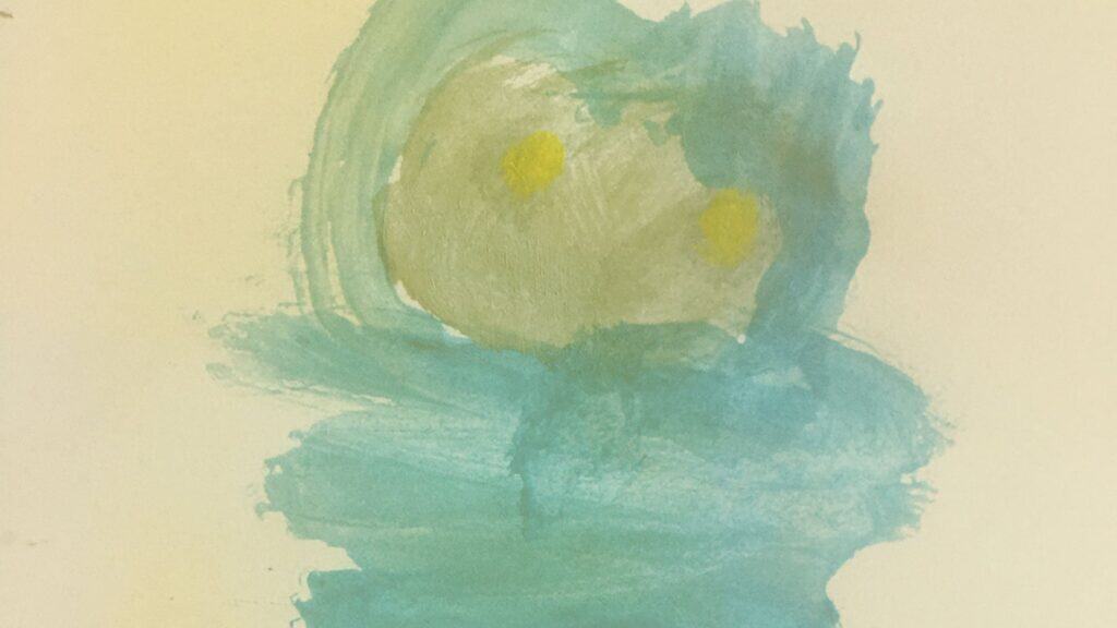 Pintura de acuarela abstracta con una forma ovalada de color marrón claro que presenta dos puntos amarillos, sobre un fondo de pinceladas azules y verde azulado sobre papel blanquecino, evocando las curvas orgánicas que a menudo se ven en formas inspiradas en la escoliosis o el neuromuscular.